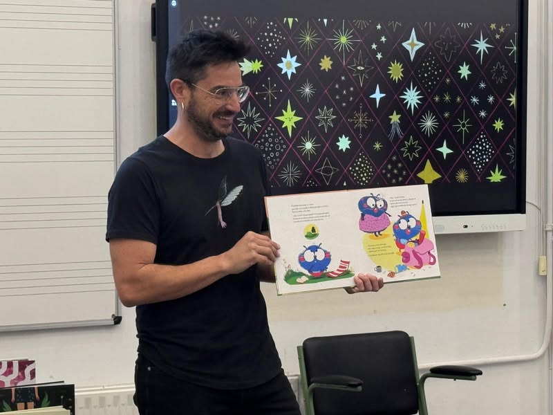 Fran Pintadera sigue su tour de cuentos en los colegios de Cabanillas del Campo