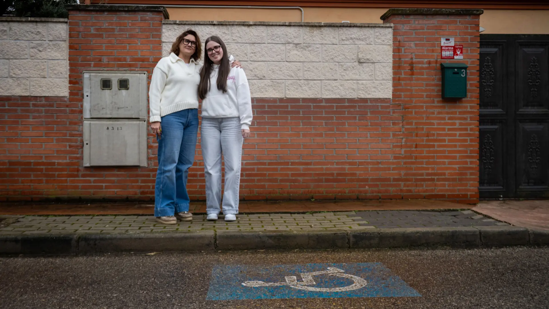 Olivia, con discapacidad en Cabanillas, sufre la eterna espera para obtener el carnet de conducir adaptado
