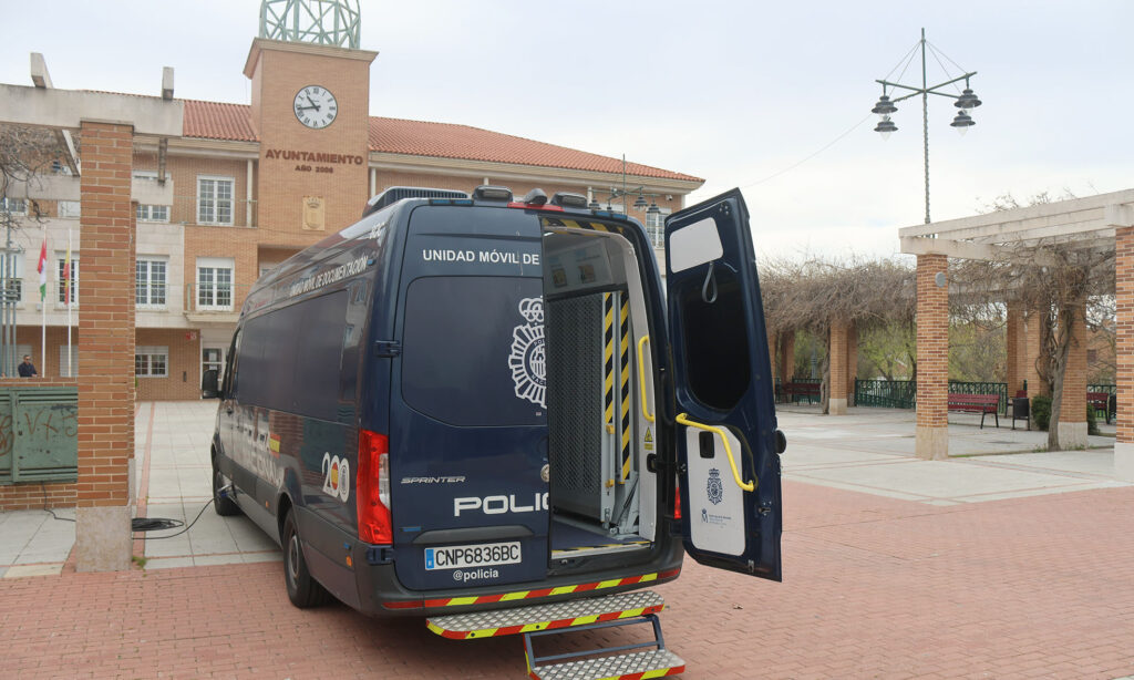 La furgoneta ‘Vidoc’ de la Policía Nacional atiende a 170 personas en Cabanillas del Campo