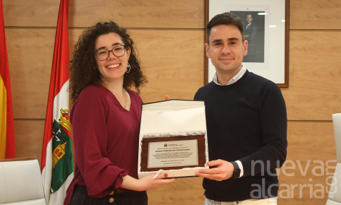 Cabanillas del Campo celebra el éxito académico de Sara Peñuelas, número 1 de su promoción en la UAH