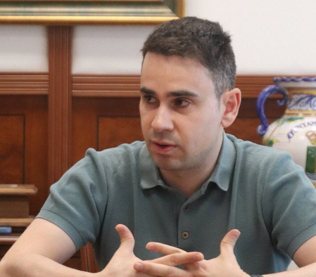 Salinas aclara que el conflicto laboral de limpieza y jardinería en Cabanillas es entre empresa y trabajadores