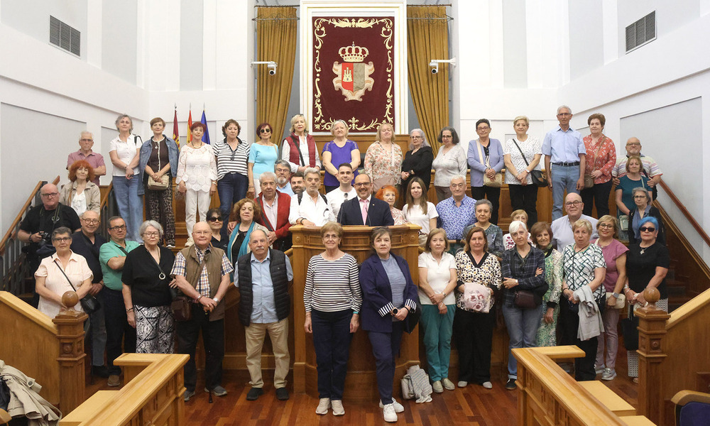 Medio centenar de vecinos de Cabanillas visitan las Cortes de Castilla-La Mancha