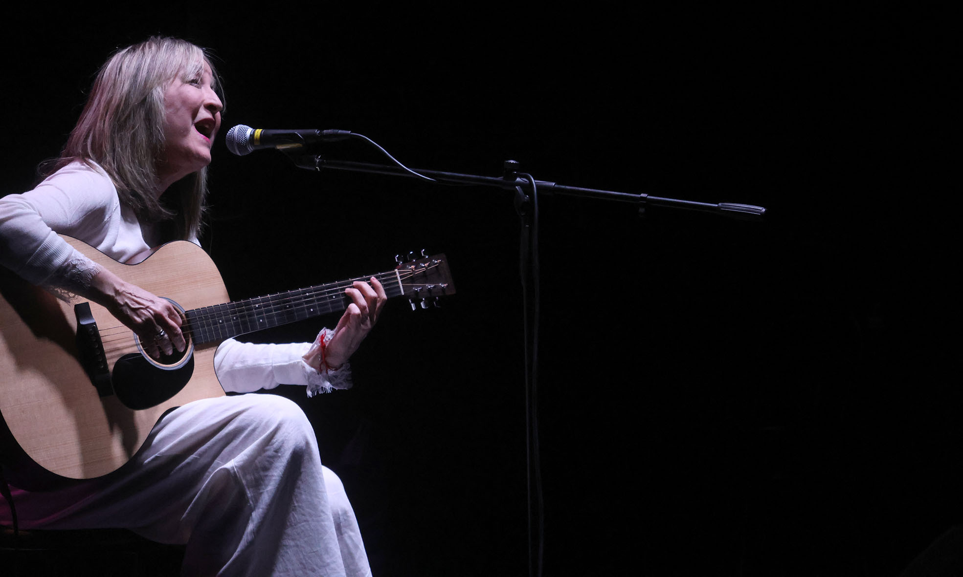 Aurora Beltrán protagoniza una noche memorable en las «Noches Acústicas» de Cabanillas
