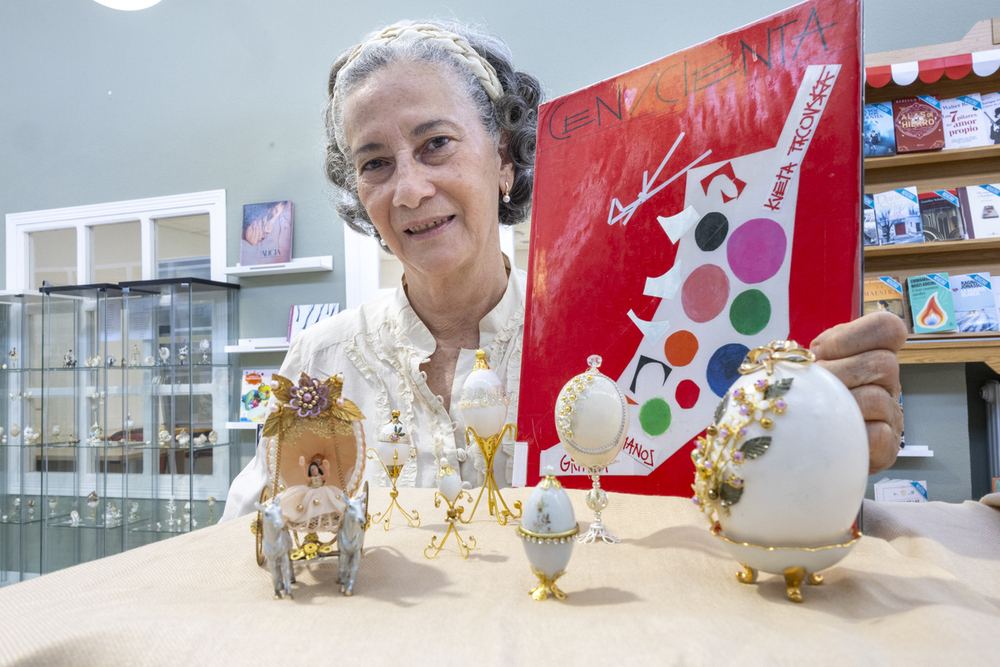 Cielo Guardiola, artesana de Cabanillas, crea delicadas miniaturas en cascarones de huevo