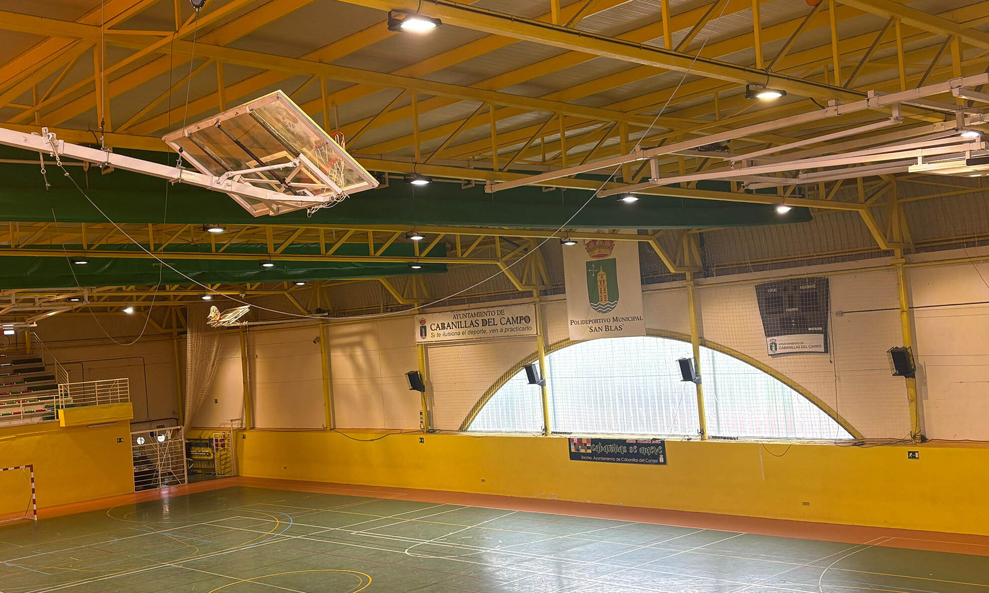 El Ayuntamiento de Cabanillas renueva la iluminación del Polideportivo San Blas con tecnología LED