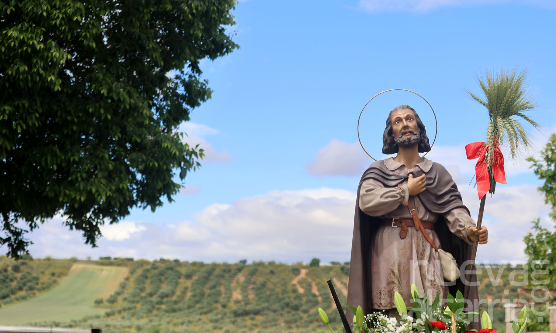 San Isidro une a los agricultores en la tradicional procesión de Cabanillas del Campo