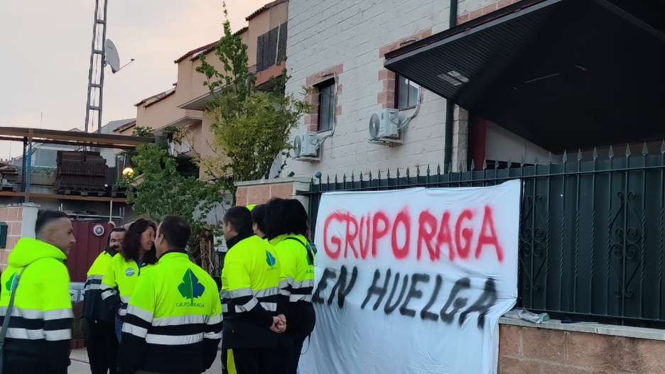 Huelga total de limpieza viaria en Cabanillas del Campo tensiona las fiestas patronales