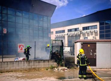 Incendio en el polígono Cantos Blancos de Cabanillas del Campo moviliza a bomberos de Guadalajara