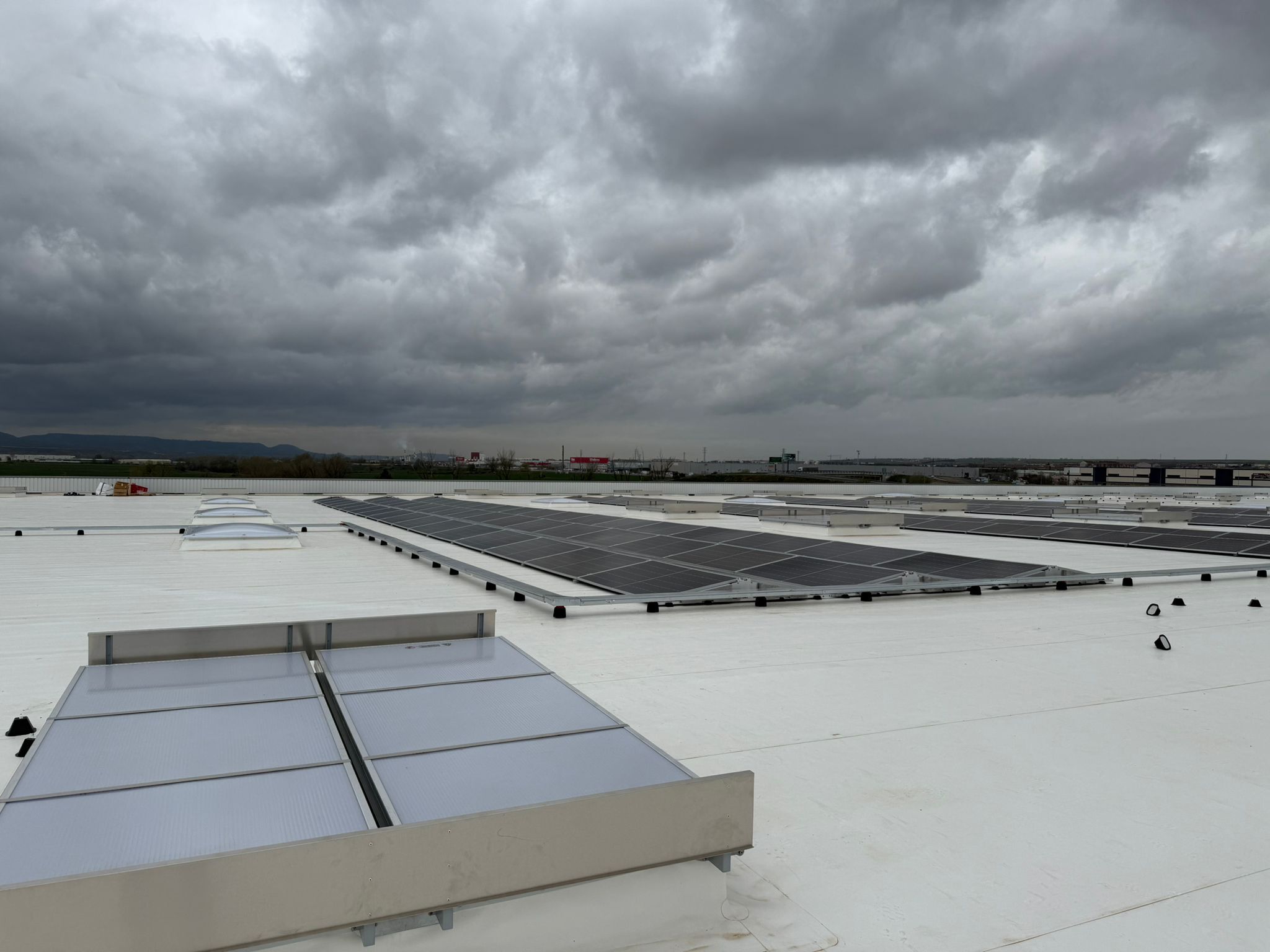 Instalación fotovoltaica industrial de 300 kWp en Cabanillas del Campo mejora eficiencia energética