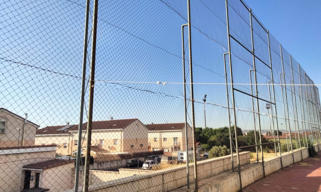Renovado el vallado de protección del campo de fútbol 11 en Cabanillas del Campo